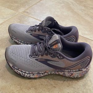 Brooks ghost 14 in great shape!!! Worn only a handful of times size 8.5